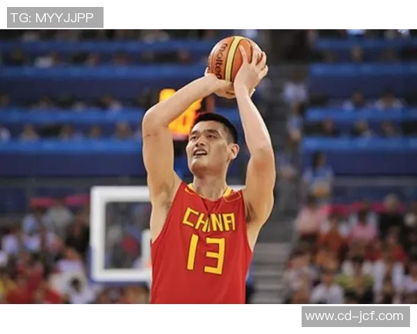 姚明在篮球场上的精彩瞬间展现出他的卓越才华与无与伦比的魅力