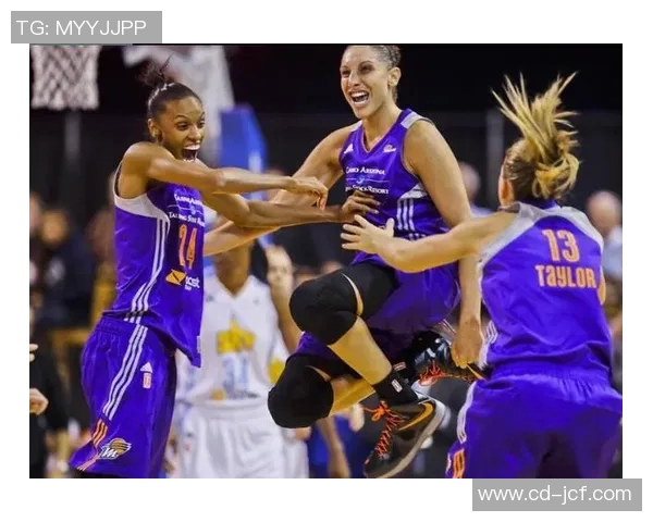 韦伯与姚明亲密合影展现篮球传奇的友谊与传承