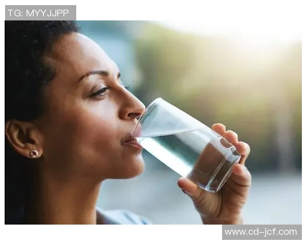 足球明星佩戴隐形牙套展现自信微笑助力赛场表现